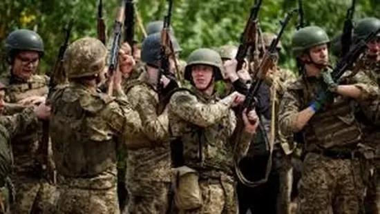 Kötelező sorkatonaságot akar Magyar Péter jelöltje