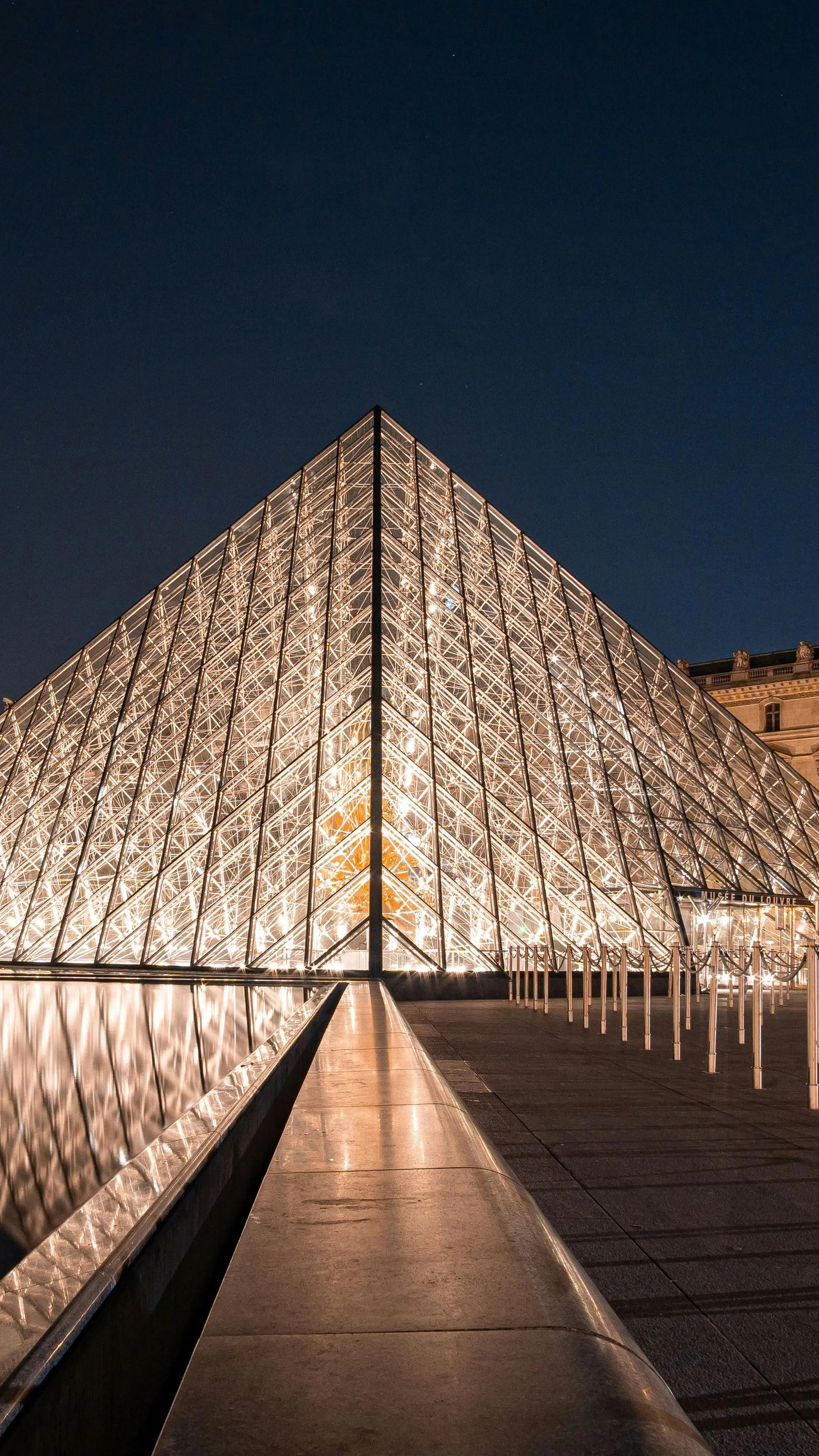 Újra besültek a Louvre biztonsági őrei!