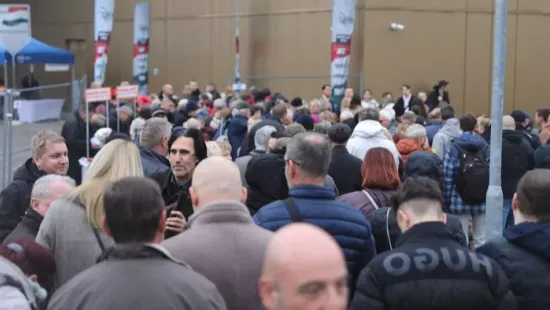 Háborúellenes Gyűlés Győrben: "Kinek hiányzik, hogy a gyerekeit elvigyék katonának?"