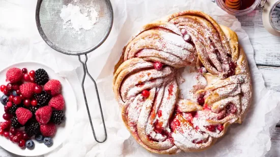 Csúcsra ért a leveles tészta: ez a málnás-pisztáciás süti mindent visz