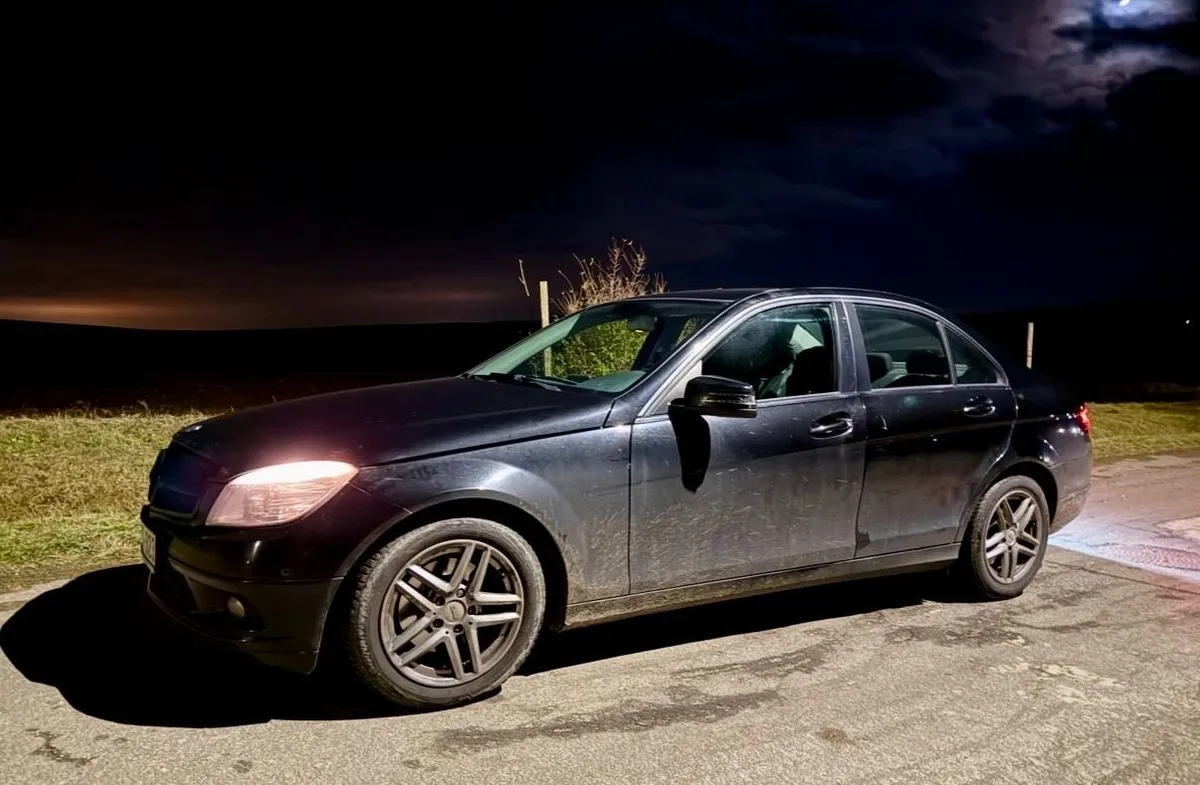 A Tisza Párt az 1600 köbcenti feletti autókra plusz adót vetne ki, az adóemelés Alexot is negatívan érintené, mivel az ő kocsija 2200 köbcentis