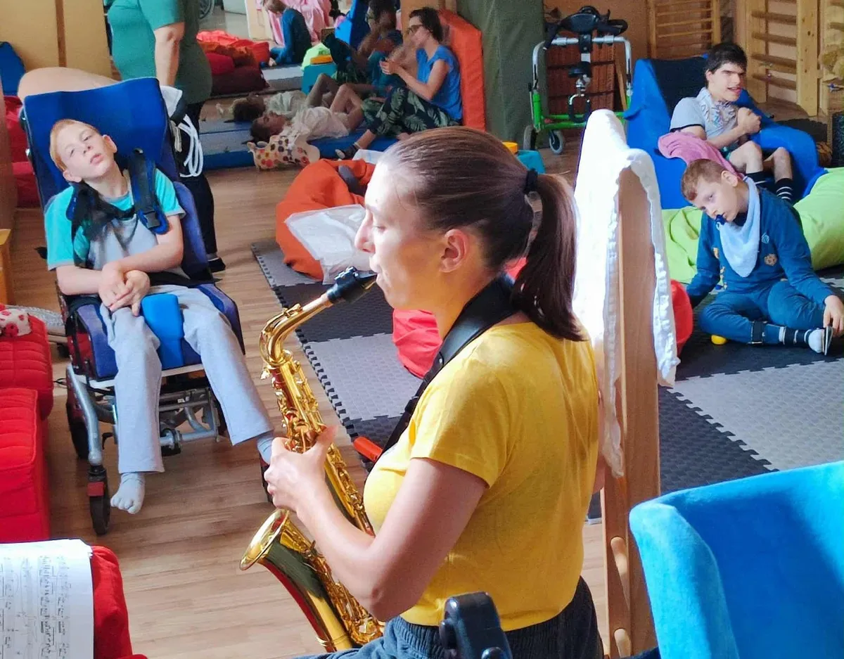 A Völgyzugolyház halmozottan sérült diákjai épp zeneterápián vesznek részt.