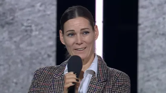 Görbicz Anita a Háborúellenes Gyűlésen: Az álhírek távolabb visznek minket a békétől