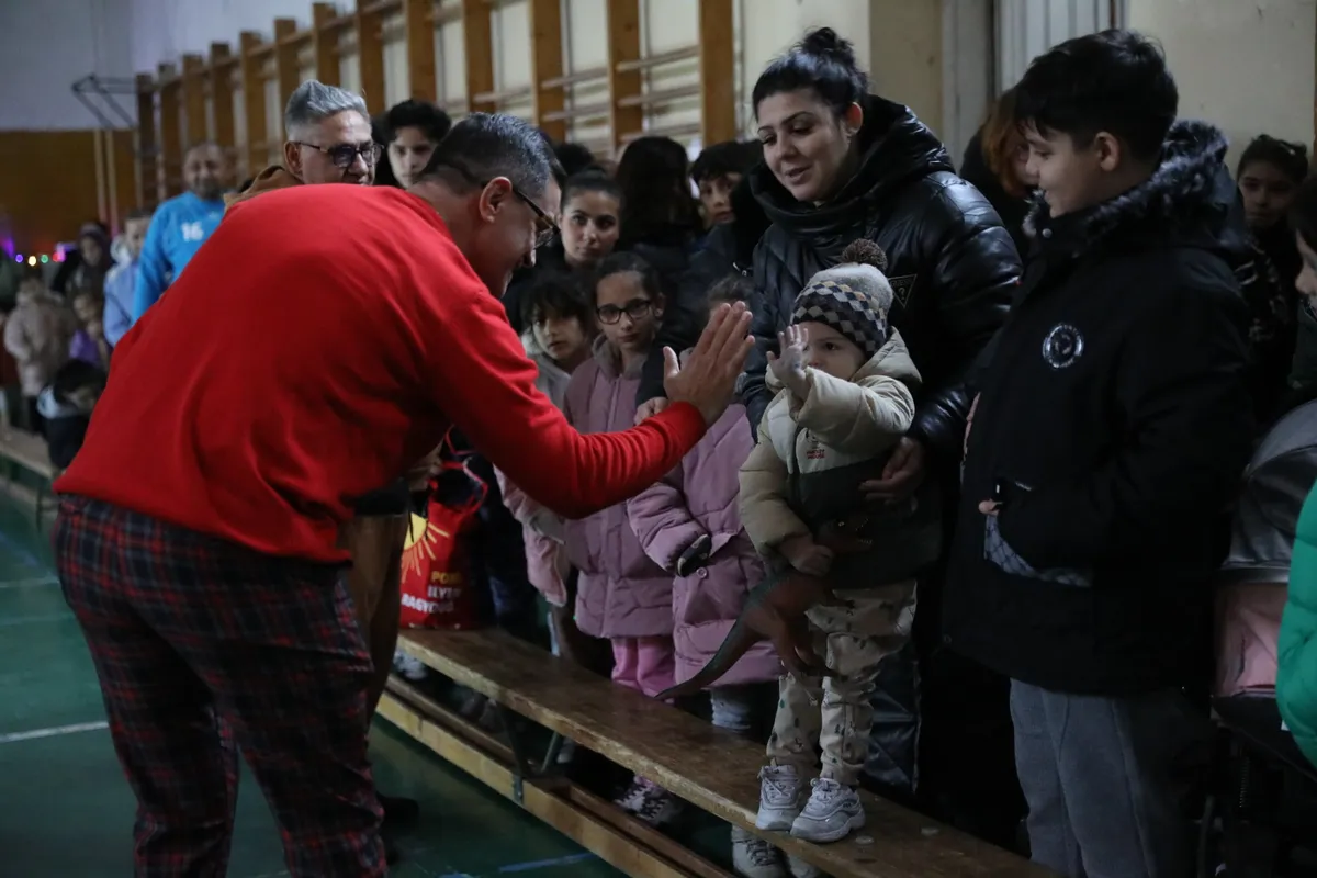 2025.12.23.400 gyerek kap cipősdobozt Baptistáktól
