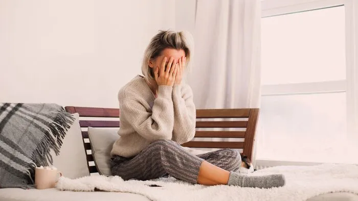 Egy nő régi barátja elhódítja a környezetében lévő embereket