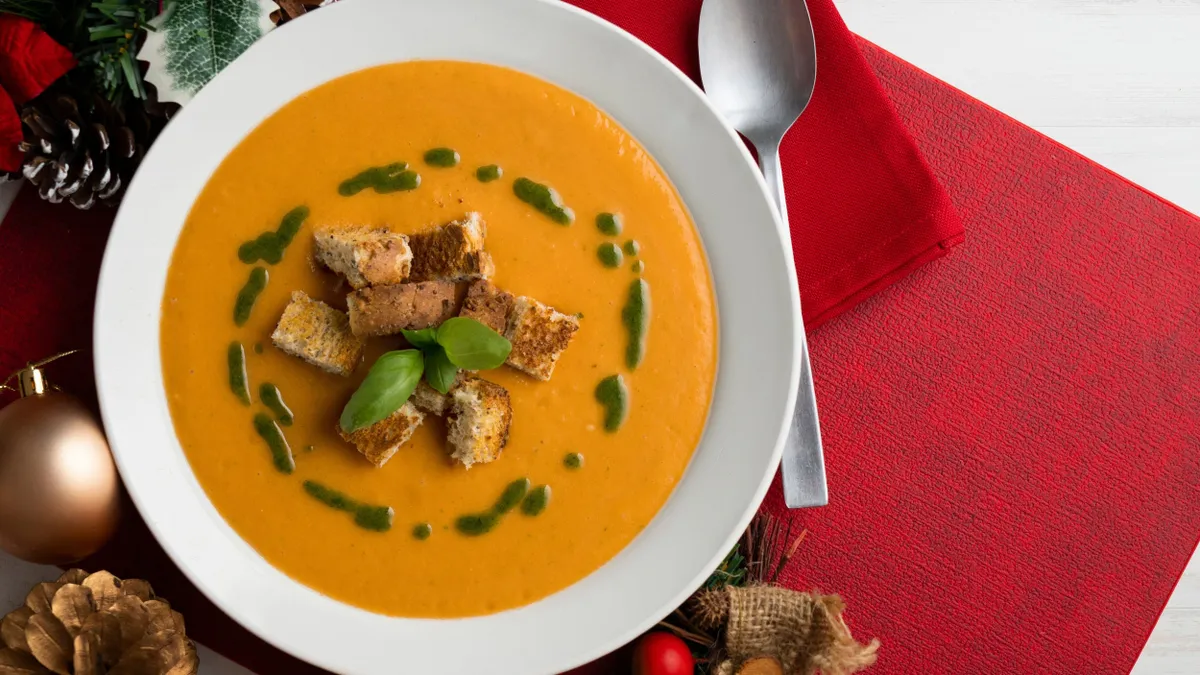 Karácsonyi leves Tomato,Soup,With,Basil,Oil,And,Croutons.,Top,View,Table