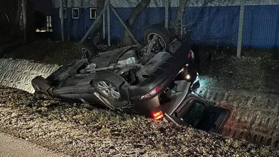 Csoda Dunaharasztin: sértetlenül mászott ki a felborult roncsból a hároméves kisfiú