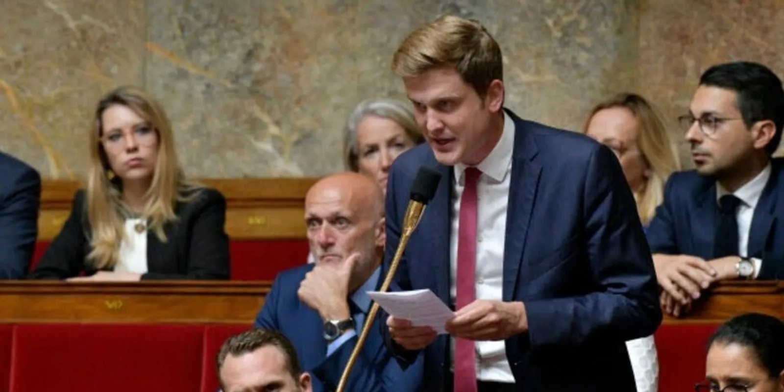 Macron-párti képviselő: csökkentenünk kell a migrációt!