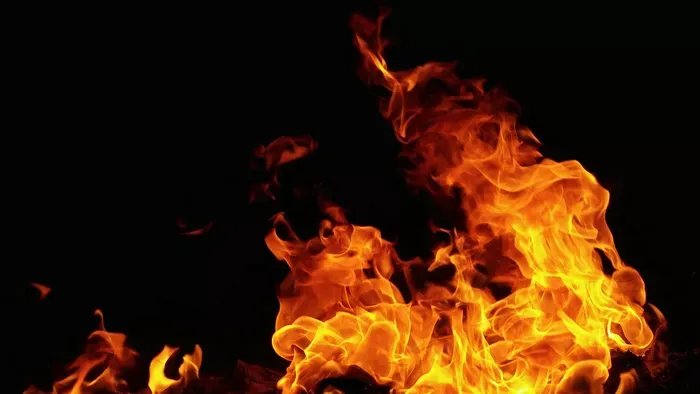 Holttestet találtak a tűzoltók, hétvégi házban csaptak fel a lángok