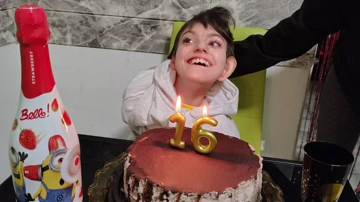 16 éves lett a több gyógyíthatatlan betegséggel küzdő Karola