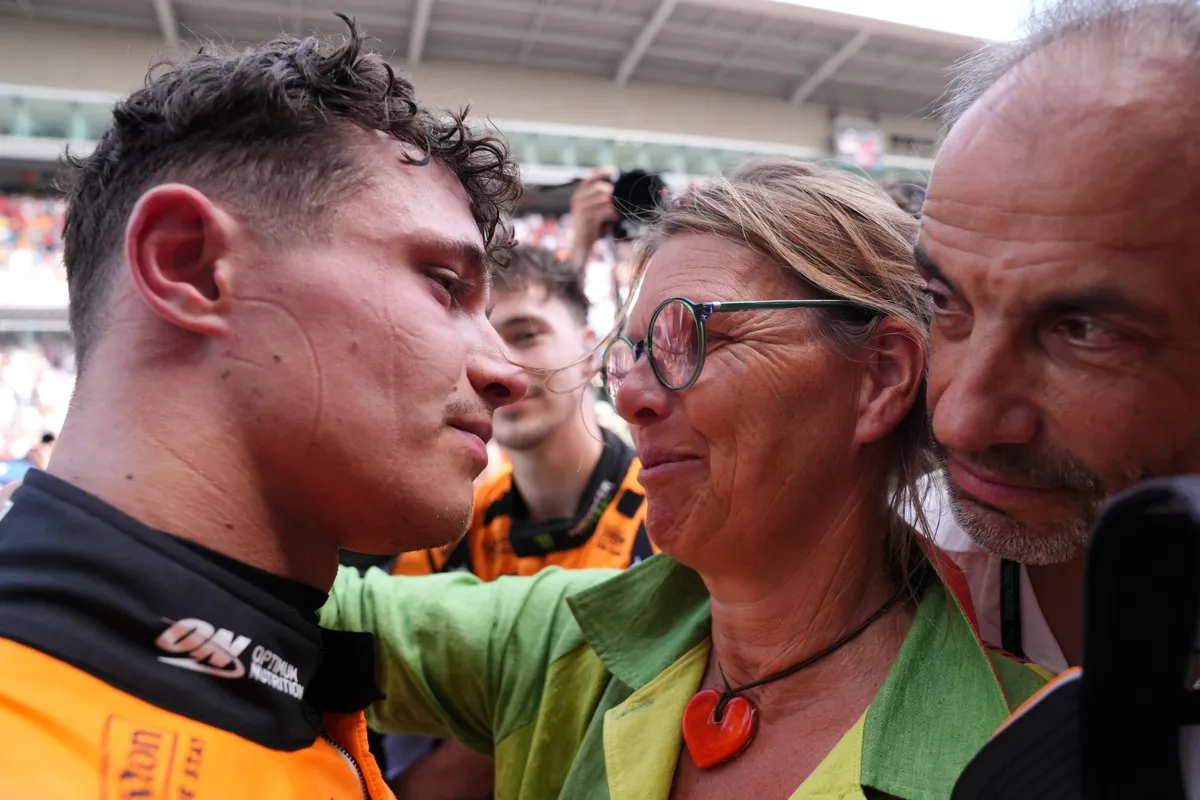 Lando Norris (balra) és a szülei: a versenyzés miatt nem sokat látták gyerekkorában sem