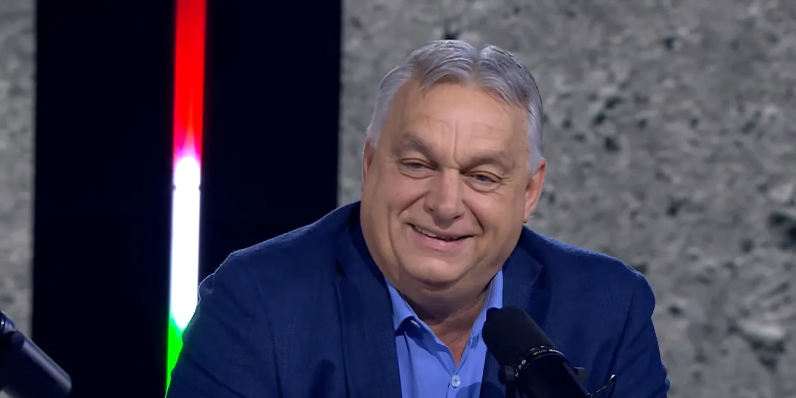 Orbán Viktor egy szirénázó autóból jelentkezett be