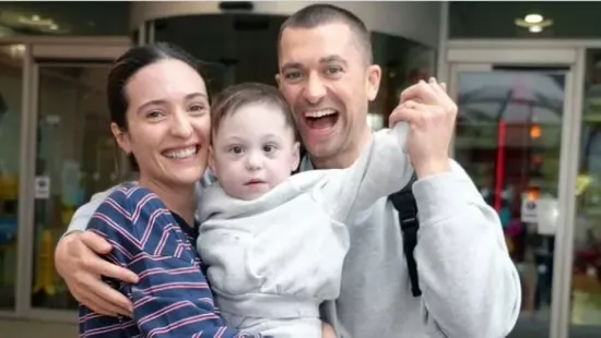 Végre otthon: Hazatérhetett a baba, aki egész életét kórházban töltötte