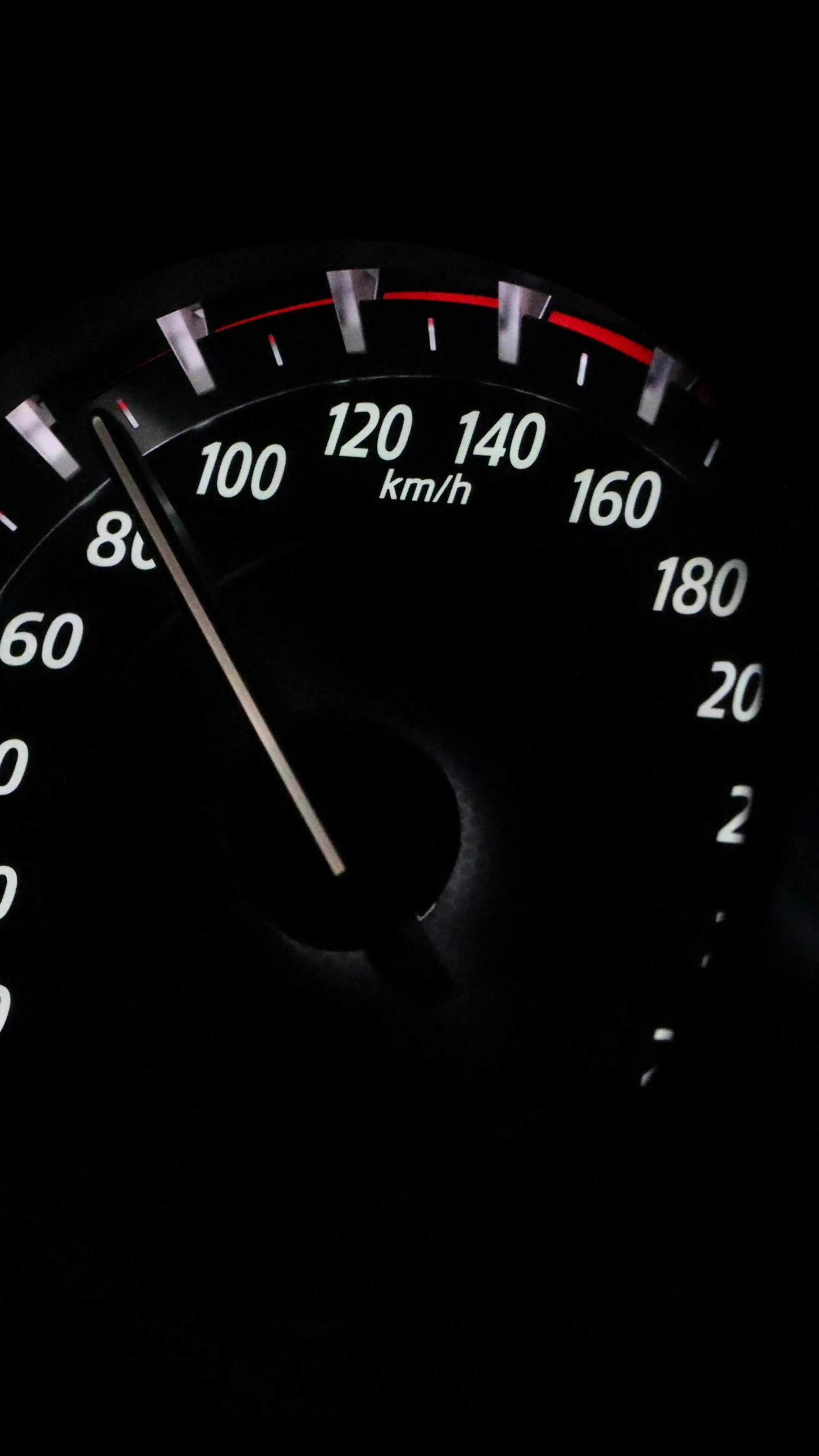 Fékezés nélkül szállt bele a kávézóba a 90 éves bácsi!