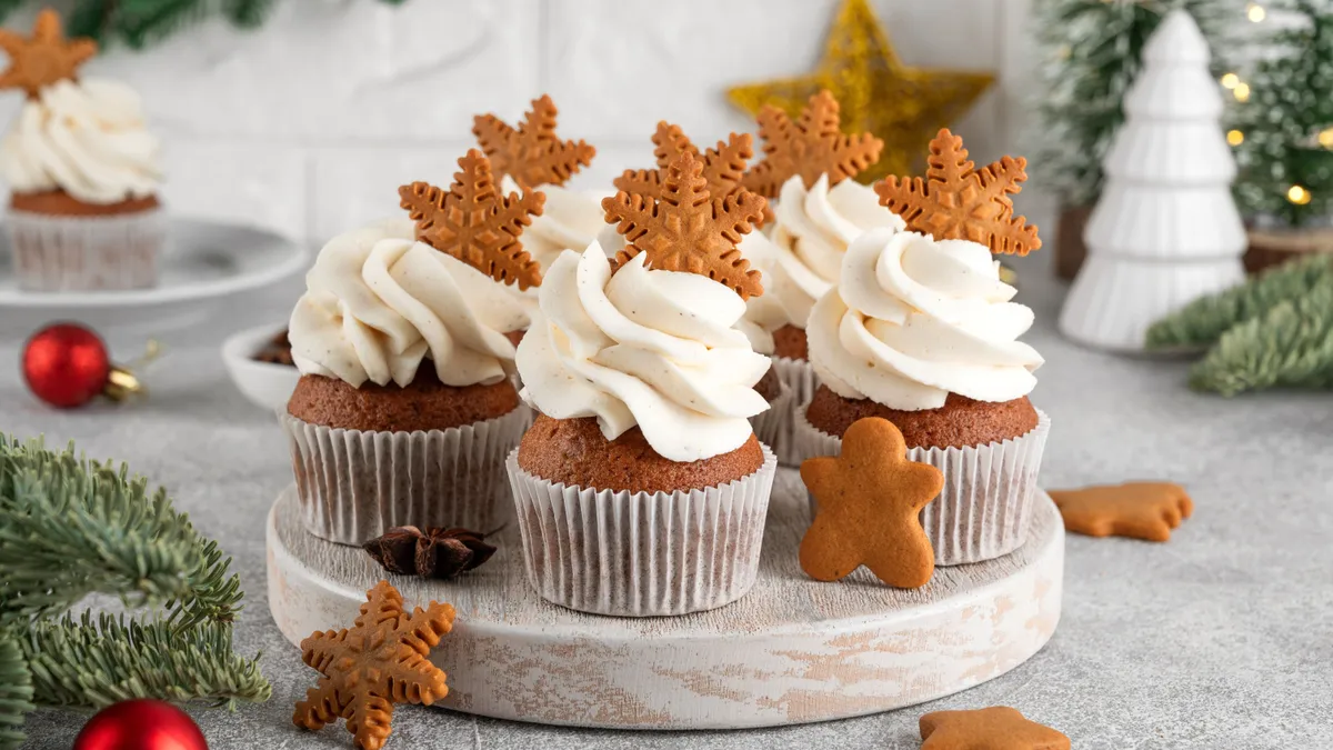 Kiszáradt karácsonyi sütemény? Christmas,Gingerbread,Cupcakes,With,Cream,Cheese,Frosting,And,Mini,Gingerbread