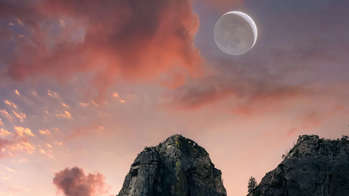 A 2025-ös év utolsó újholdja. Vöröseses izzik az égbolt, a hold fénye ragyogja be az biztosan álló hegyeket, erős szikáin élet, fa lombozik 