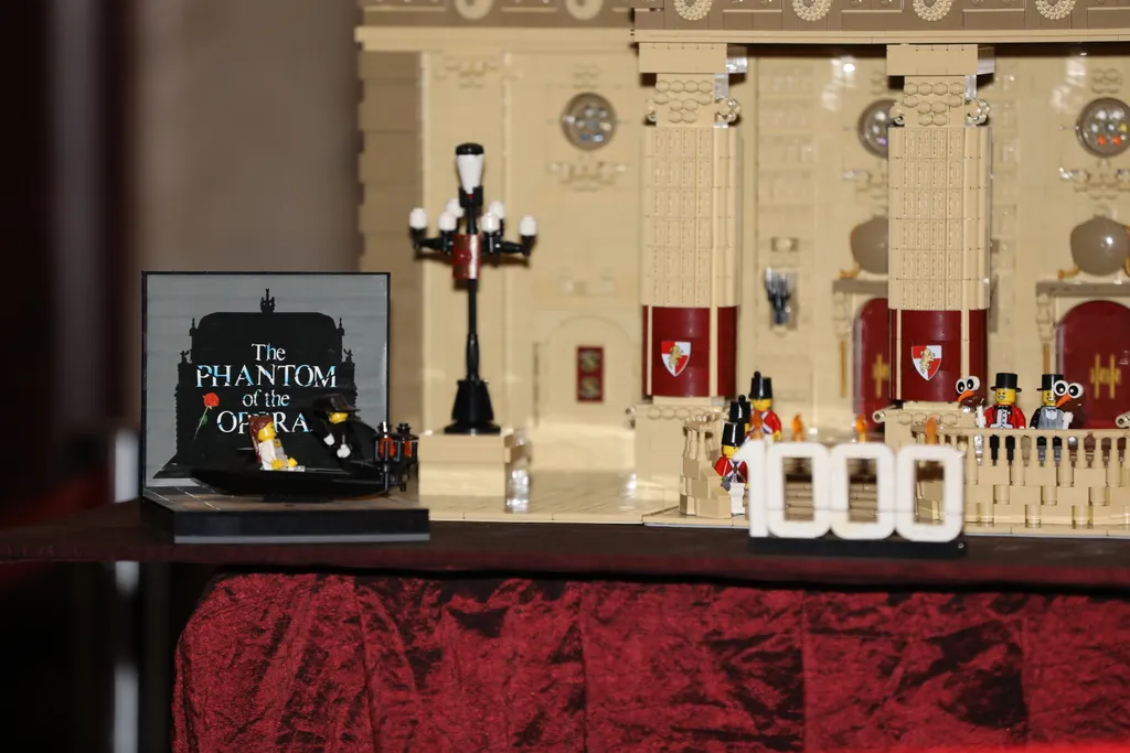A Madách Színházban egy különleges elem is bemutatkozott: a legendás film alapján egy LEGO-ból készült Operaház került kiállításra.