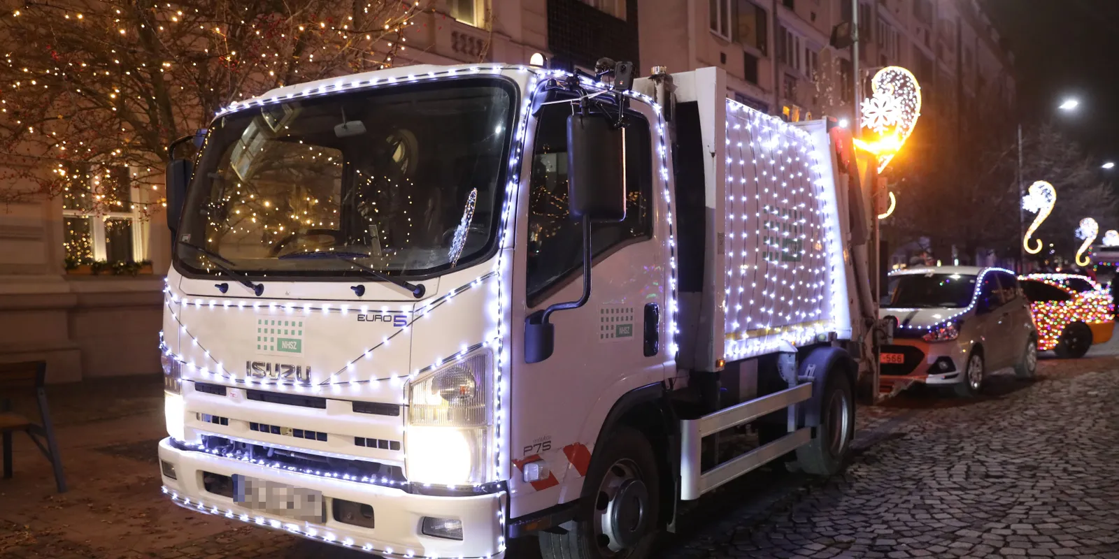 A feldíszített kukásautó volt a fénykaraván sztárja