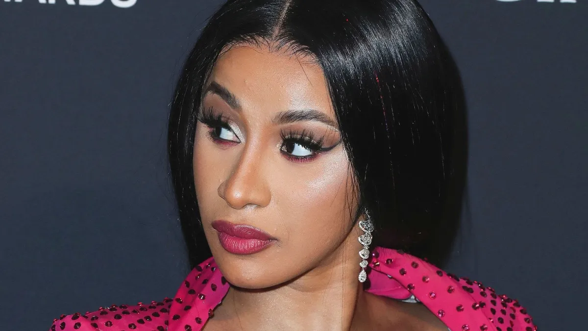 Cardi B már nem elégedett a fenekével