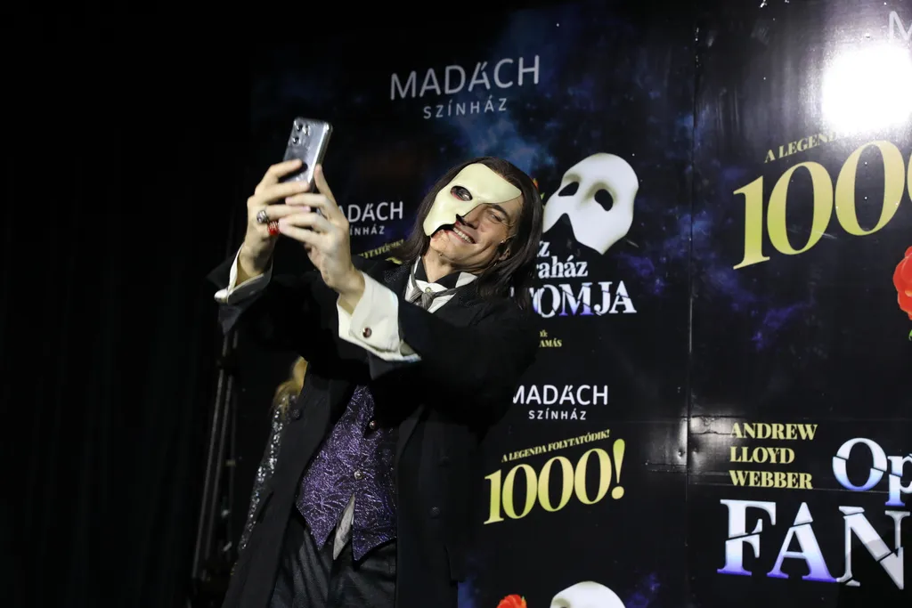 1000. alkalommal került megrendezésre a legendás színdarab: Az Operaház fantomja.
