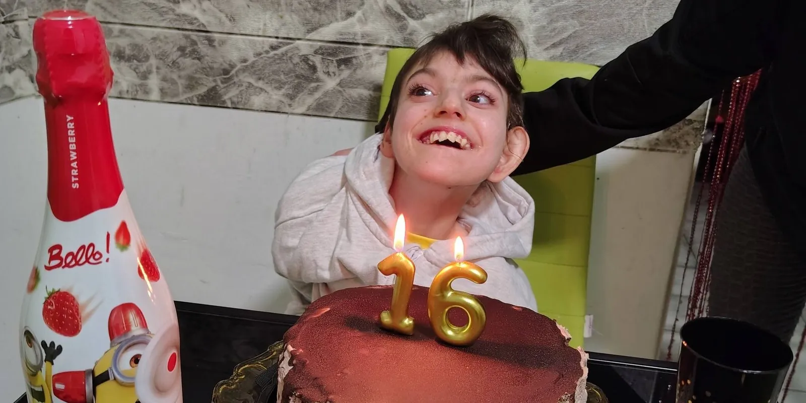 16 éves lett a több gyógyíthatatlan betegséggel küzdő lány