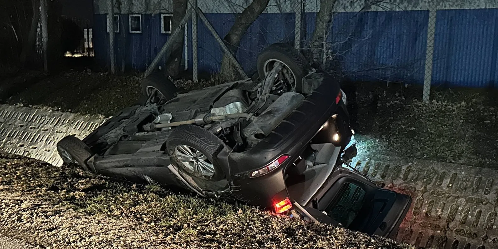 Sértetlenül mászott ki a felborult roncsból a hároméves kisfiú