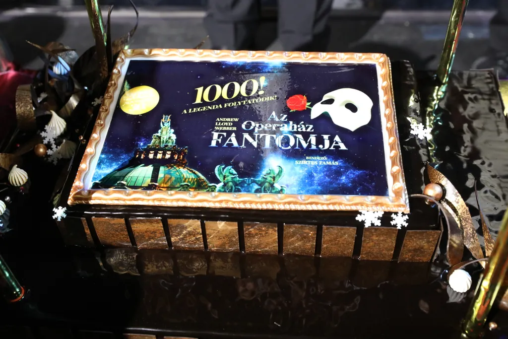 Az ünneplést a Madách színházban egy egyedi torta tette igazán különlegessé.