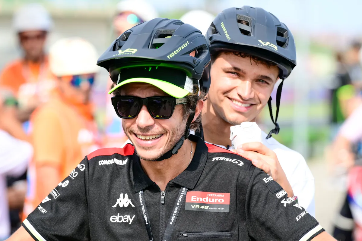 Lando Norrist (hátul) a szeptemberi San Marinó-i Nagydíjon robogón vitte körbe a pályán gyerekkori példaképe, a motoros legenda Valentino Rossi