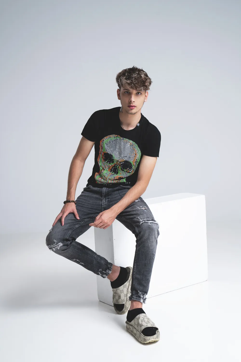 A Kőgazdag Fiatalok sztárja papucsban is a luxust szereti.