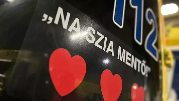 "NA SZIA MENTŐ" felirattal tiszteleg az OMSZ a hős kisfiú előtt