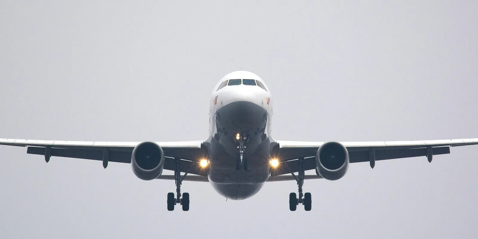 Lezárták a repteret: Azonosítatlan drónok zavartak be