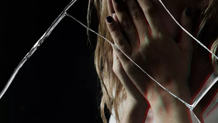 Két férfi öncsonkításra buzdított sebezhető lányokat