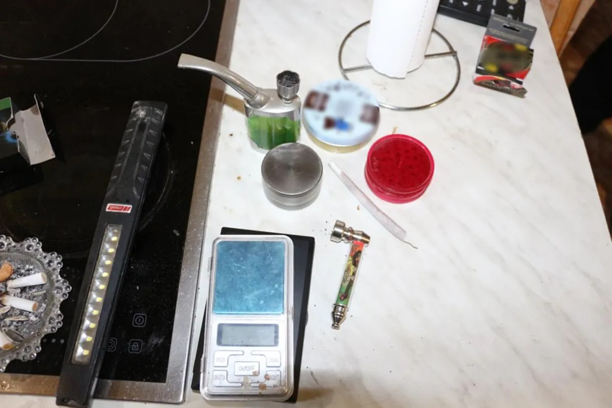 Drogot, mérleget és fogyasztáshoz használt eszközöket is találtak.