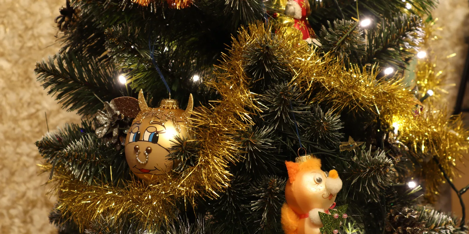 Teve rúgott meg egy nőt a karácsonyi ünnepi felvonuláson