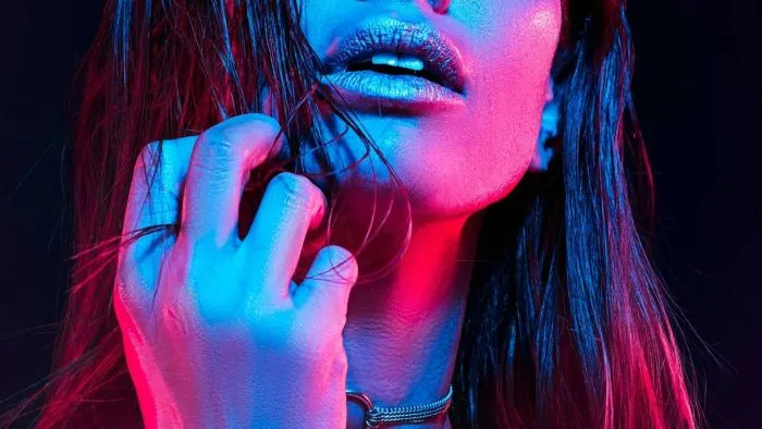 Egy szál melltartóban pózol a Dancing with the Stars táncosa