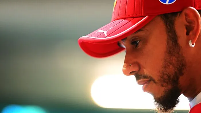 Dráma az F1-ben, meg kellett menteni Lewis Hamilton életét