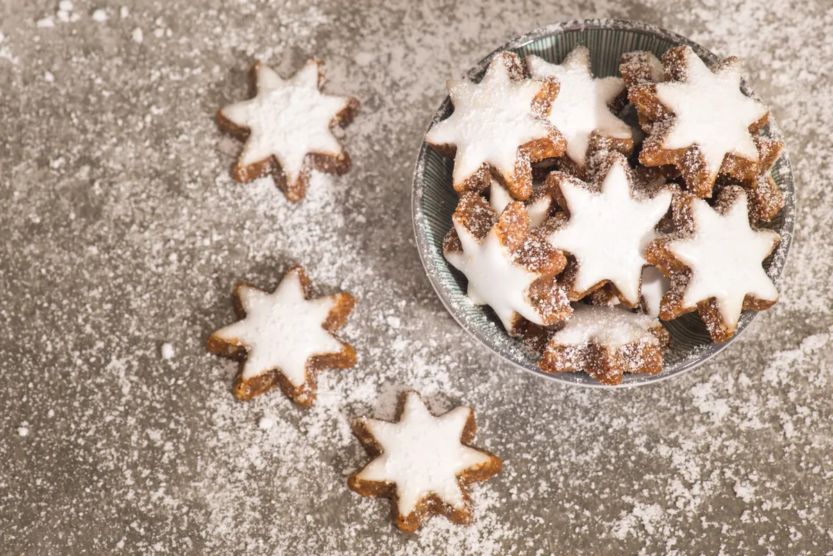 Cinnamon stars, traditional german christmas cookies, gingerbread, empty copy space
