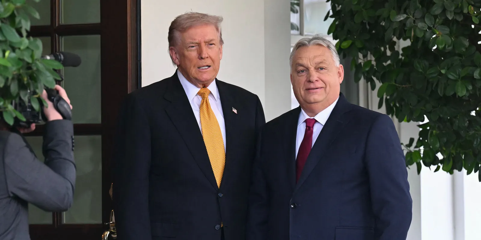 Hihetetlen ajándékot kapott Donald Trump egy mesterembertől