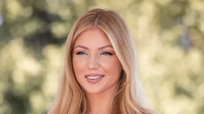 Tolvai Reni így szexizik a karácsonyfa előtt!