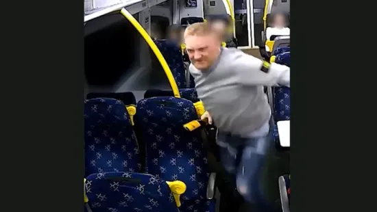 Vonaton támadt rá két áldozatára az őrjöngő férfi - Videó!