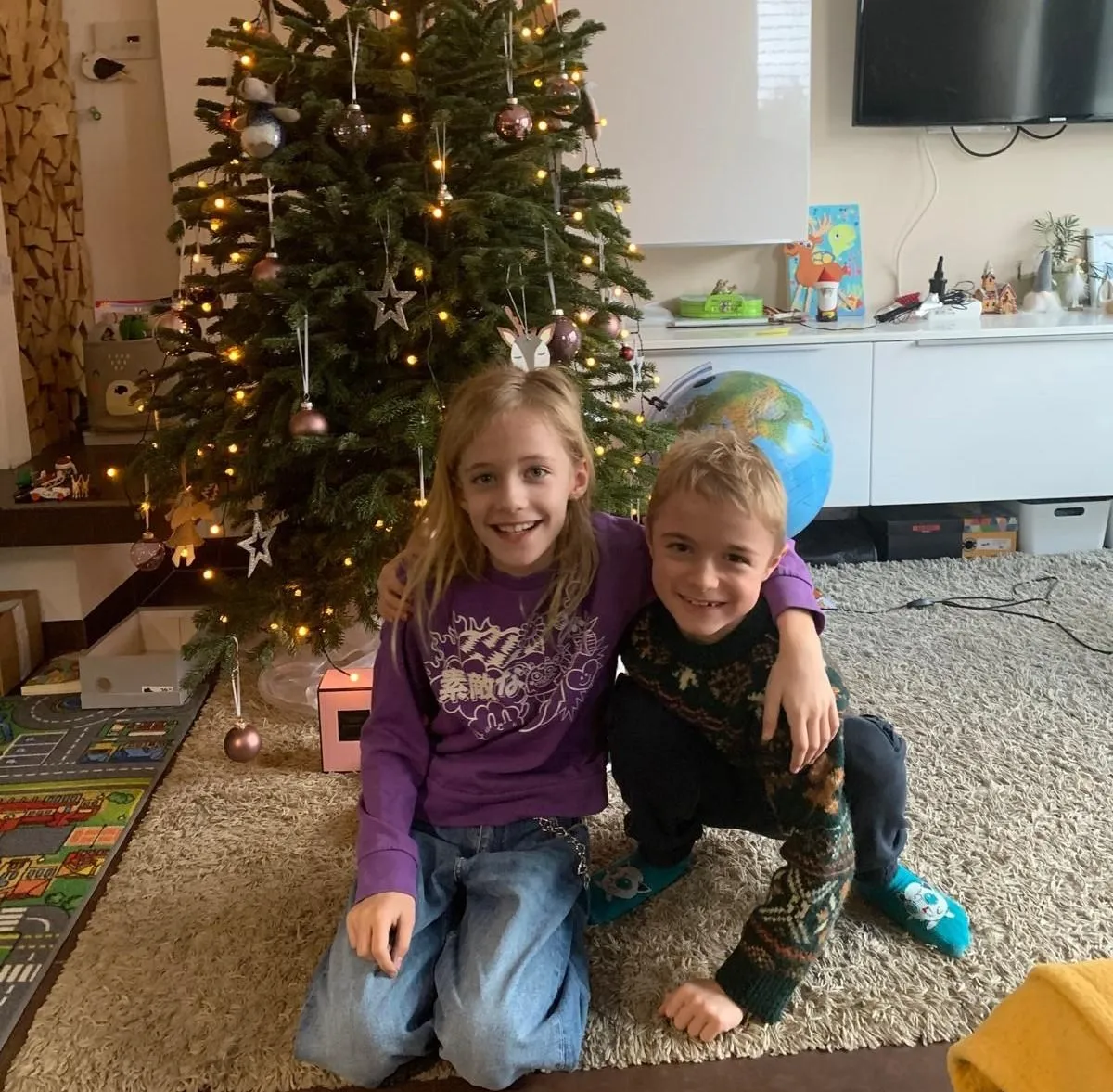 Bruno ikertestvérével, Lilivel. Mindketten Duchenne-szindrómások, azonban a lányok tünetmentes hordozói a betegségnek