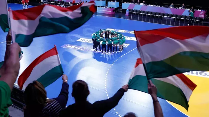 Beépített ember súg a magyar-román kézimeccs előtt