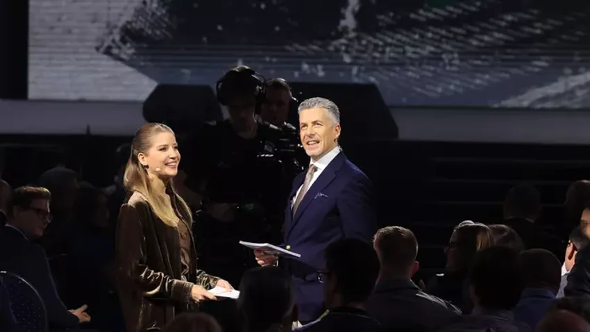 Rákay Philip már a Háborúellenes Gyűlés elején helyretette az ellenzéki hangokat