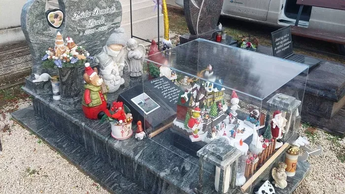 Téli mesevilág került a 15 évesen elhunyt Dominik sírjára