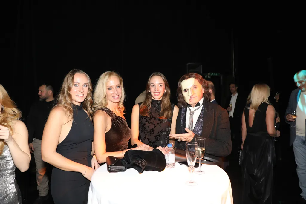 Család, barátok és egy történet, am mindent összeköt, ez az: Operaház fantomja.