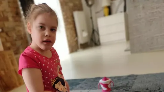 “Csendesen figyeli a fények csillogását és várja a csodát” - Így telik a 10 éves, sztrókos Hanna karácsonya