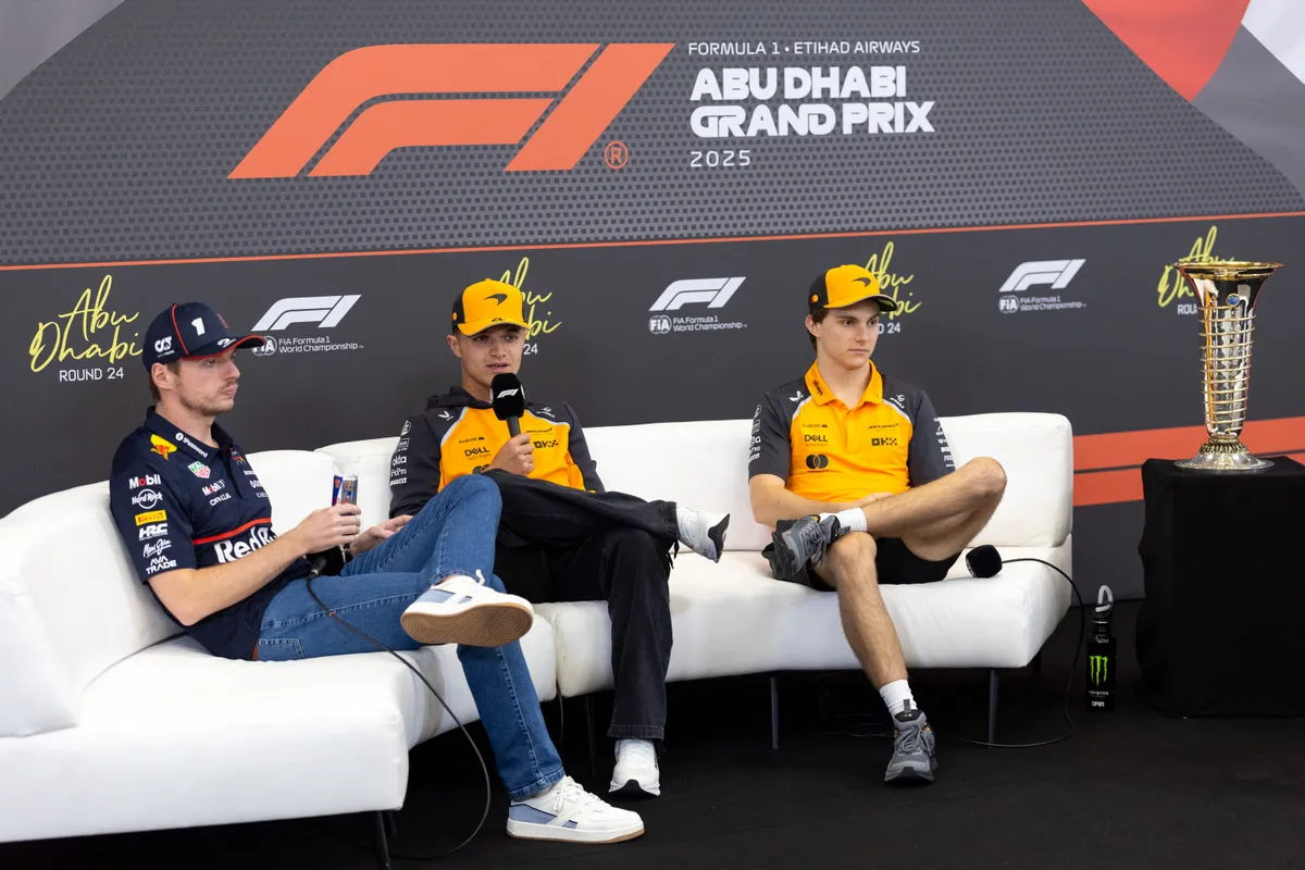 Max Verstappen világbajnoki címvédő mellett a két trónkövetelője: Lando Norris és Oscar Piastri (balról jobbra)