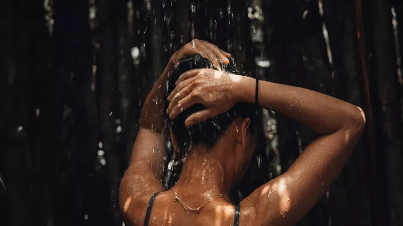 Sötétben zuhanyozni? A szakértők szerint meglepő előnyökkel jár ez a szokatlan rituálé