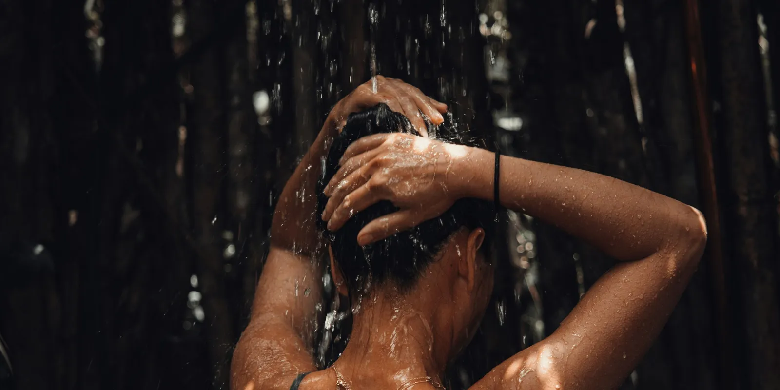 Sötétben zuhanyozni? A szakértők szerint meglepő előnyökkel jár ez a szokatlan rituálé