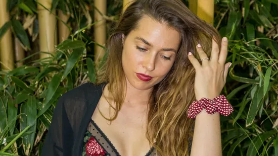 Ezt nem láttuk jönni: Rubint Rella pont a keblei közé fotózott